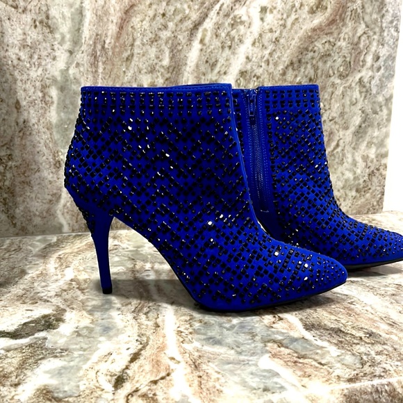 Gianni Bini Shoes - Beautiful never worn sapphire blue heels by Gianni bini size 8 1/2. Sparkle.